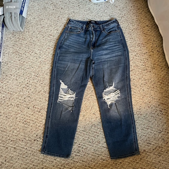 Hollister Curvy Ultra High Rise Mom Jean - Picture 2 of 4